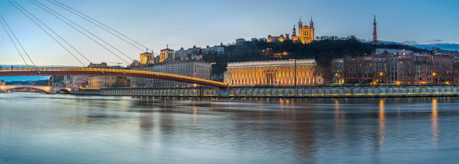 La passerelle du Palais de Justice, les quais de Saône et Fourvière à Lyon